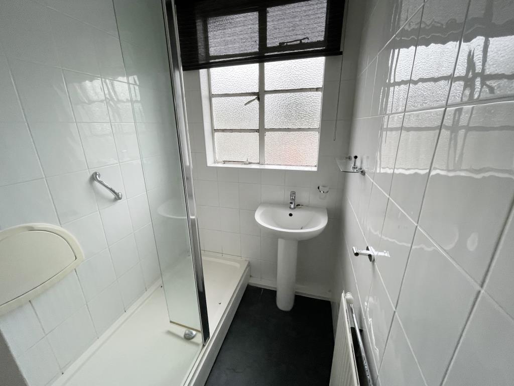Lot: 43 - TWO-BEDROOM MAISONETTE FOR IMPROVEMENT - Shower room with WC